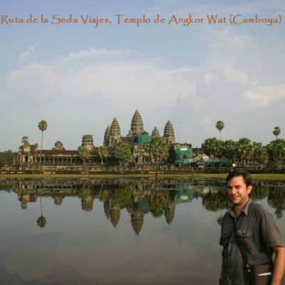 Templo de Angkor (Angkor Wat), Siem Reap (Camboya): a la entrada del Templo de Angkor Wat, el templo hinduista más grande y mejor conservados de los numerosos templos de Camboya.